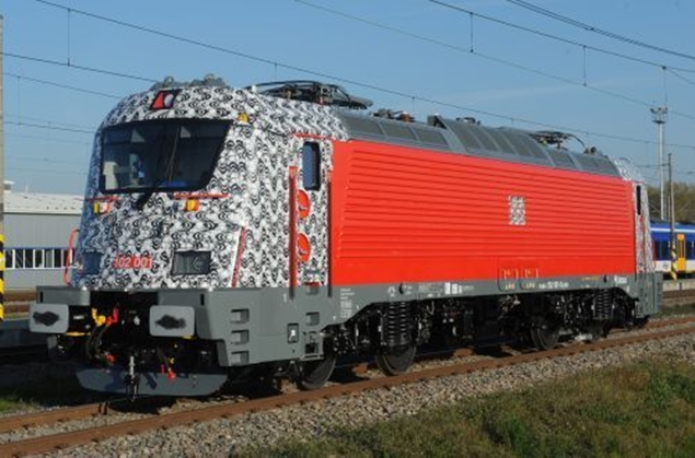 Hat 109E gyári sorozatú mozdonyt vesz a DB a Škodától, az elsőt már a velimi nagysebességű próbapályán tesztelik (forrás: IRJ)