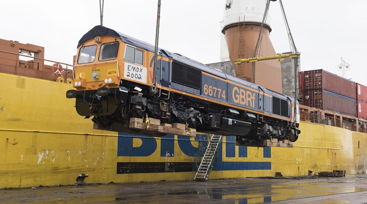 Az utolsló Class 66-osokat emeli be a daru Wales, Newport kikiötéjében. A gépeket az eddigi dízelmotorral már nem rendelhetik az EU-tagállamok (fotó: Global Rail News)