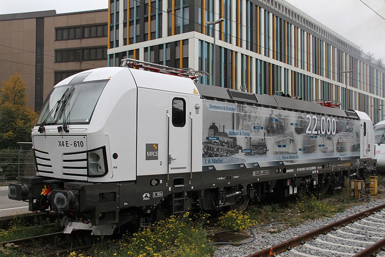 A Siemens egy különleges matricájú Vectronnal ünnepli a müncheni gyár huszonkétezredik járművét<br>(fotó: Railcolor)
