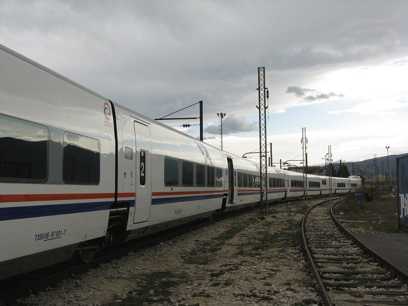 A ZFBH még 2005-ben rendelte a spanyol Talgótól a kocsikat, melyeket 2010 óta Szarajevóban tároltak, azonban júliustól végre menetrend szerint koptathatják a bosnyák és a horvát síneket (fotó: skyscrapercity.com)