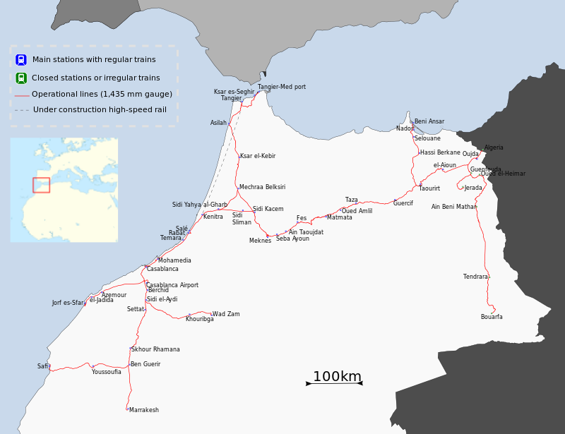 Marokkó vasútvonalai; szaggatottal a Tangertól Kenitráig tartó, jelenleg még építés alatt álló nagysebességű szakasz. Casablancáig már létező pályán vezet majd a nagysebességű vonal, de azt is felújítják, hogy a szerelvények óránként kétszázhússzal haladhassanak<br>(grafika: Wikipedia)