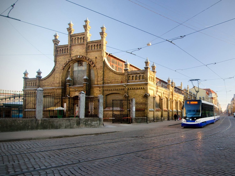 További húsz alacsonypadlós Skoda-kocsival modernizálja villamosflottáját Riga (forrás: Railway Gazette)