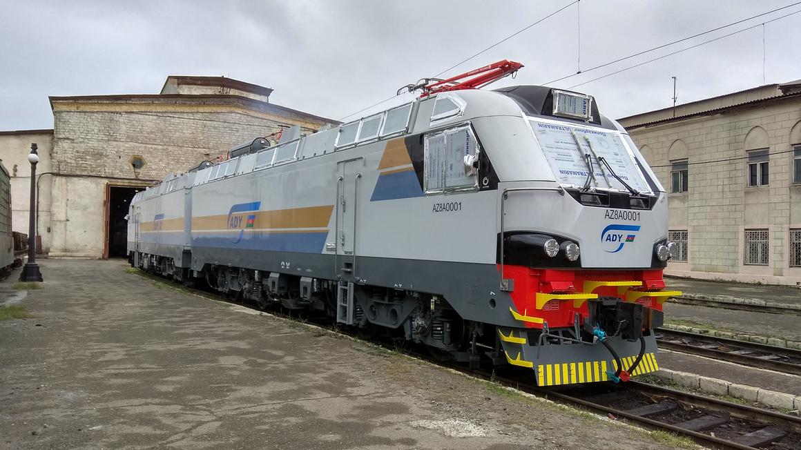 Átadta az első kétszekciós, AZ8A sorozatú tehermozdonyt az Alstom az azeri nemzeti vasút ADY-nak (fotó: Railway Pro)
