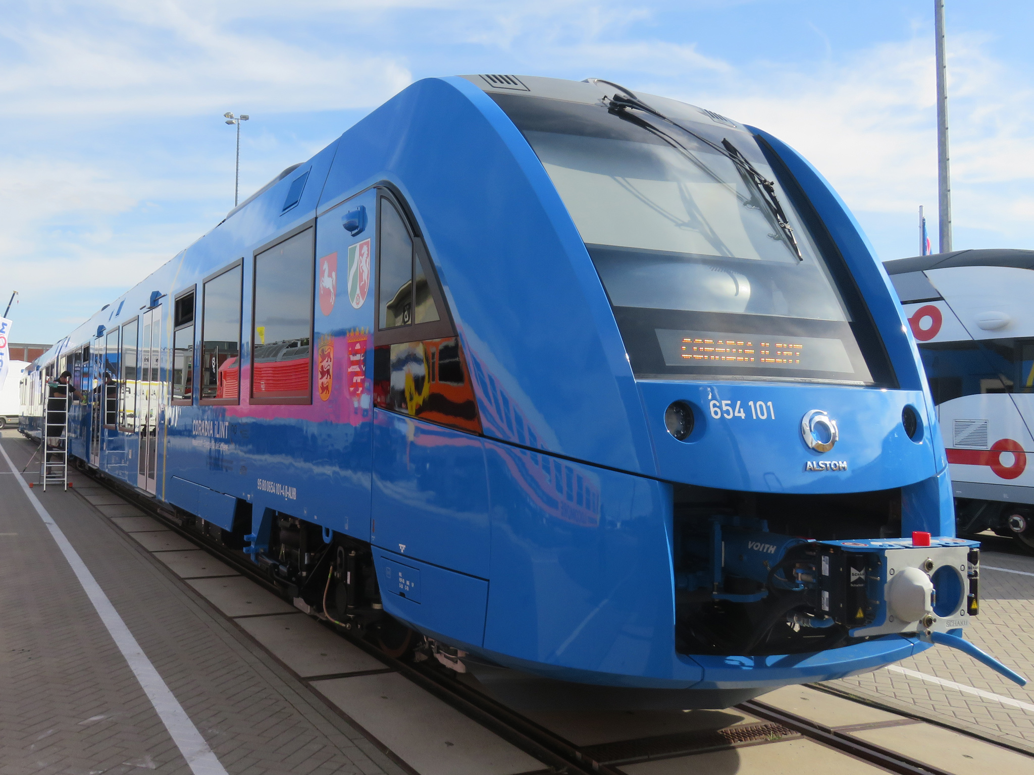 Az Alstom a Coradia LINT-motorvonatának hidrogénüzemanyag-cellás iLINT-verzióját teszi közszemlére (fotó: Railway Gazette)