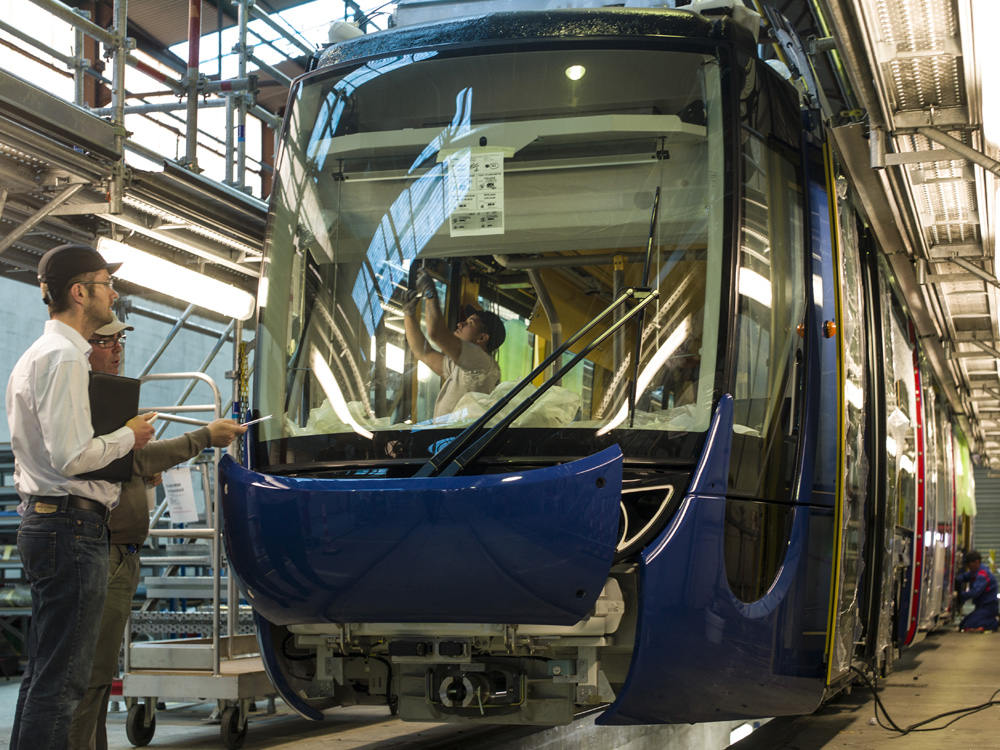 A felvételen egy Alstom Citadis villamos készül a francia cég egyik üzemében. A Siemens és az Alstom vasúti részlegeinek összeolvadásával megfelelő erőt képviselhetnek az egyre inkább feltörekvő kínai konkurenciával szemben
