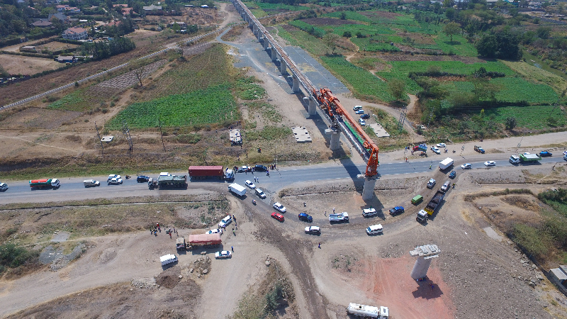 Az Athi Rivernél található híd építése a Nairobi és Mombasa közötti szakaszon, 2016-ban