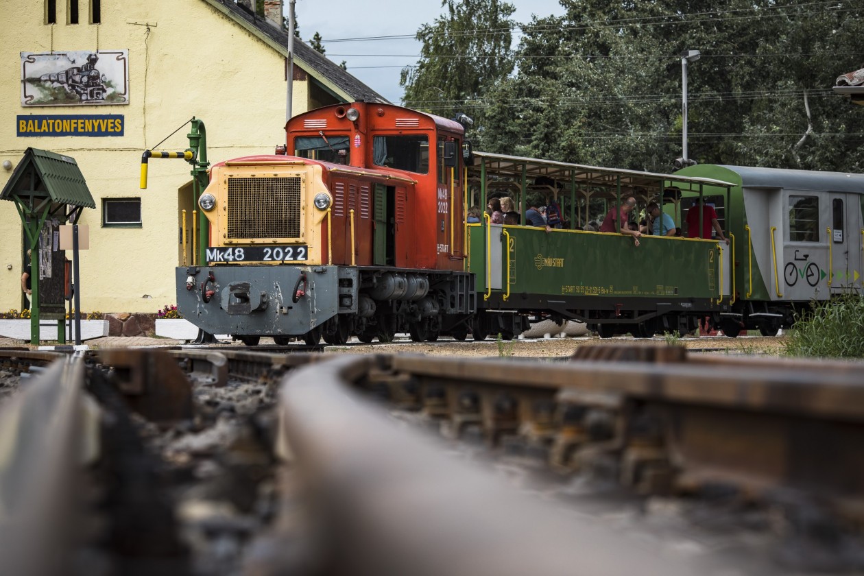 Szeptember 9-éig még járnak a vonatok a balatonfenyvesi kivasúton, 7-én ráadásul kisvasúti napot is tartanak (fotók: MÁV-Start Zrt.)