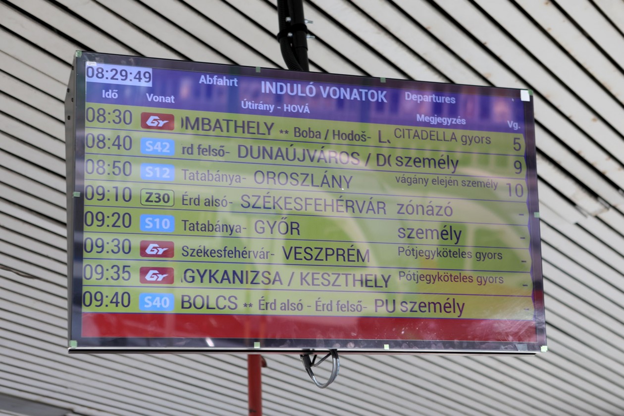 Három nagy méretű, vandábiztos LCD-kijelzővel bővült a Déli pályaudvar utastájékozató rendszere (fotó: MÁV)