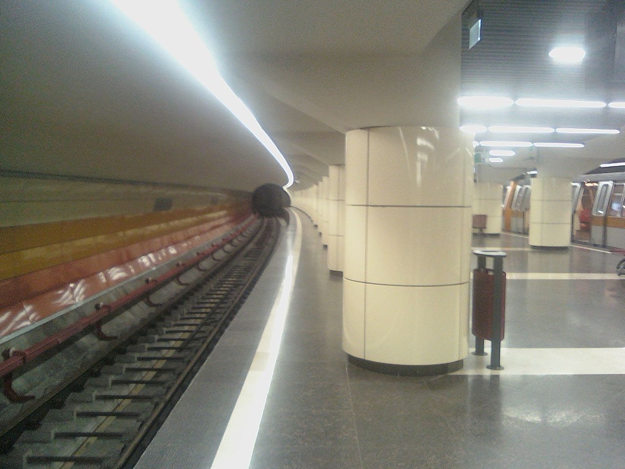 A metróvonal szakaszosan nő 2000 óta, a felvételen látható Parc Bazilescu megállót 2011-ben érte el (fotó: Wikipedia)