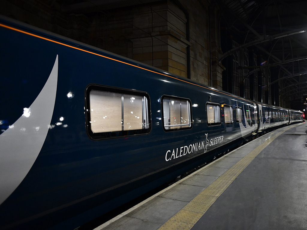 Április végén állt forgalomba az első új, CAF-gyártású szerelvény a Londont a skóciai nagyvárosookkal összekötő, éjjeli Caledonian Sleeper-járatokon (képek forrása: Railway Gazette)