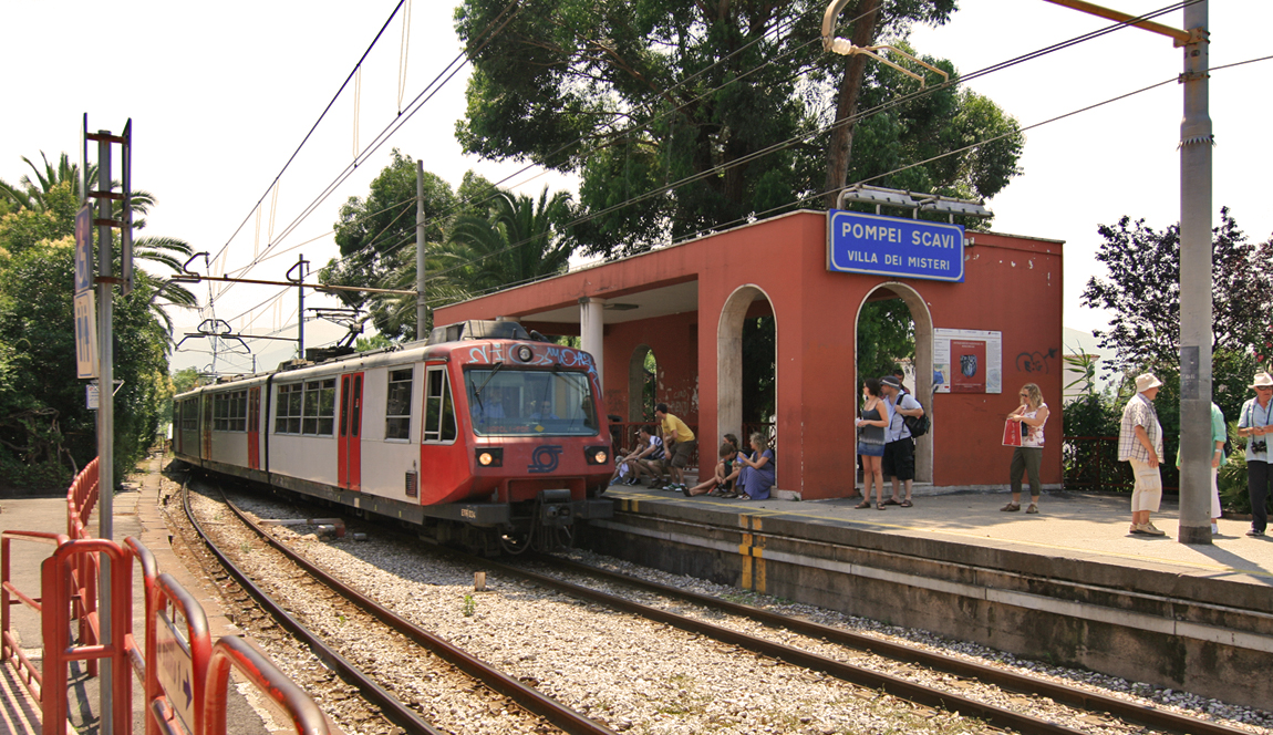 Az Európai Beruházási Bank támogatásából még az olaszországi, keskeny nyomközű Circumvesuviana vasútnak is jut (kép forrása: Wikipedia)