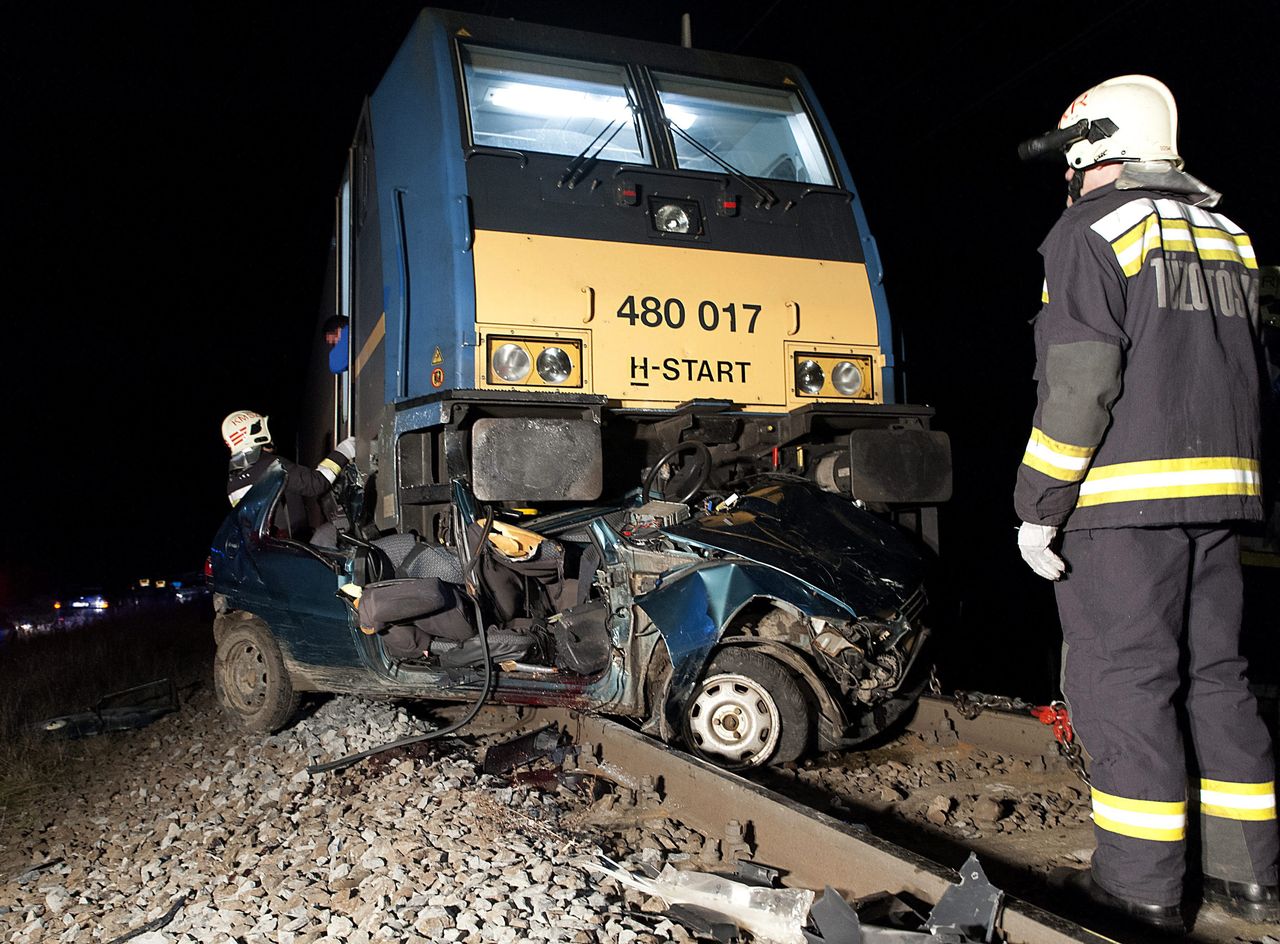 Összetört személyautó Csornánál, miután a gépjármű egy vasúti átjáróban összeütközött egy Intercity vonattal 2015. december 15-én este. A balesetben két ember meghalt<br>(fotók: Krizsán Csaba, MTI)