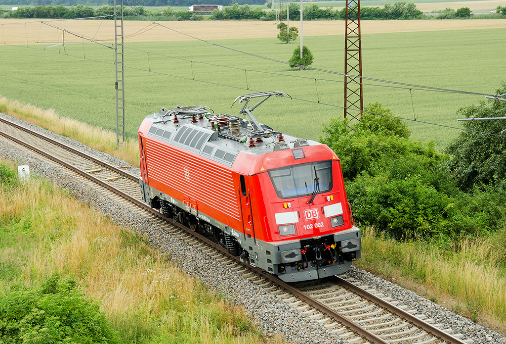 A DB első kész, 102-es sorozatú Škoda-mozdonyai az egyéni teszteket követően már szerelvénnyel is próbáznak Velimben (fotó: Matous Danielka, zelpage.cz)