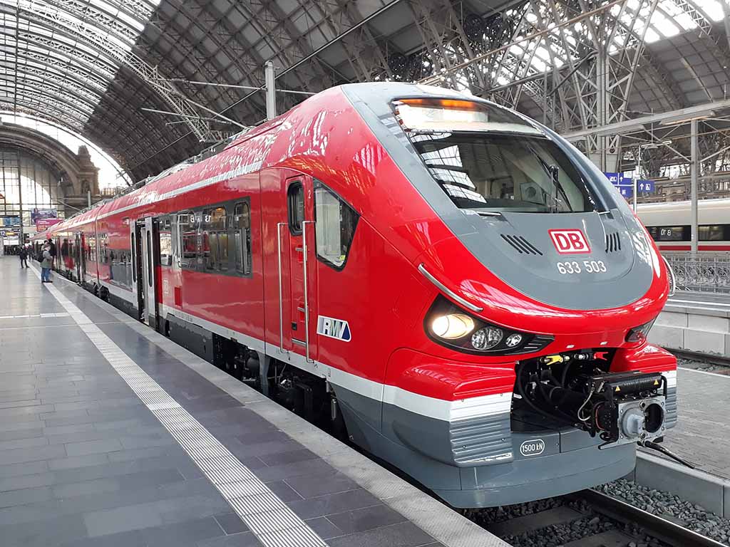A DB hamarosan hetvennél is több Pesa Link motorvonatot üzemeltethet. Frankfurt környékén a napokban állt forgalomba két kétrészes és négy háromrészes vonat (fotók: Railway Gazette)