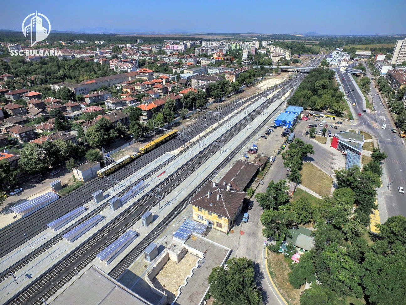 Tíz év alatt, uniós forrásból újult meg a 154 kilométer hosszú, Plovdivtól a görög és török határig vezető nemzetközi korridorvonal-szakasz Bulgáriában. A skyscrapercity.com felvételén Dimitrovgrad modernizált állomása látható