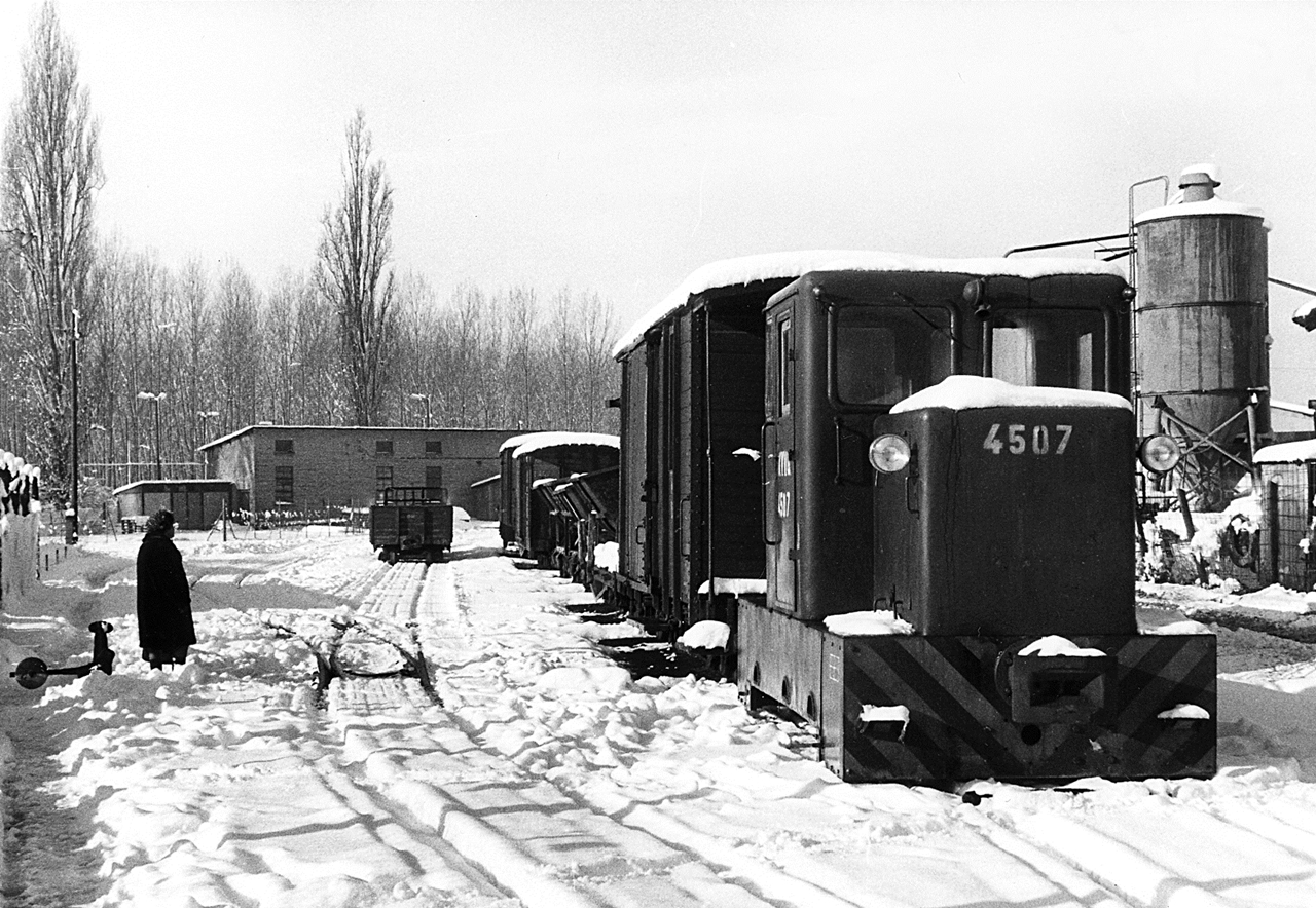 A dombóvári állomás az egyvágányos mozdonyszínnel (fotó: Tusnádi Csaba Károly, 1979. december 31.)