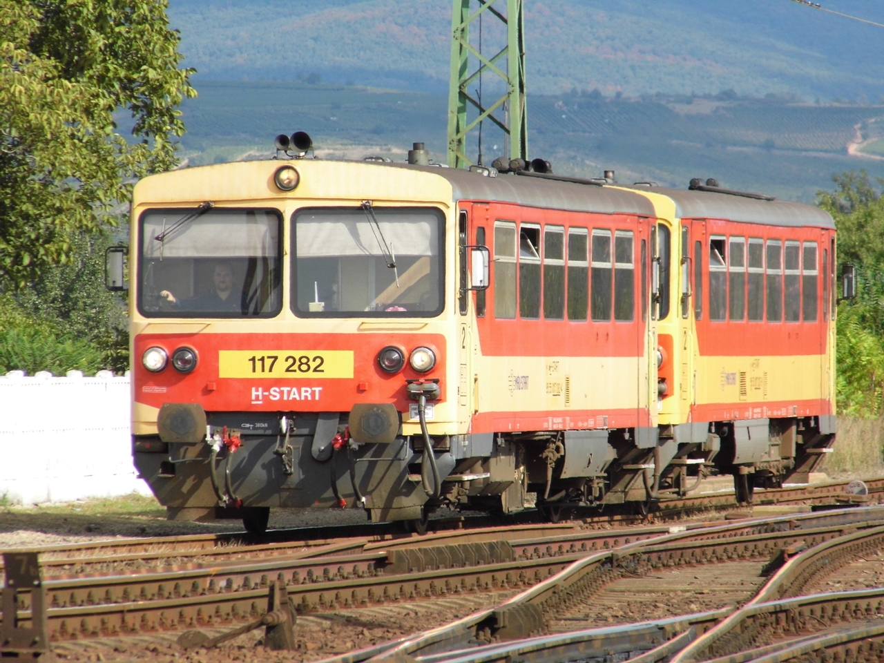 Hat év után újra Miskolc és Ózd között végig járnak a vonatok a 92-esen, a kapacitás viszont jócskán lecsökken a két Bz-motorral (a szerző felvétele)