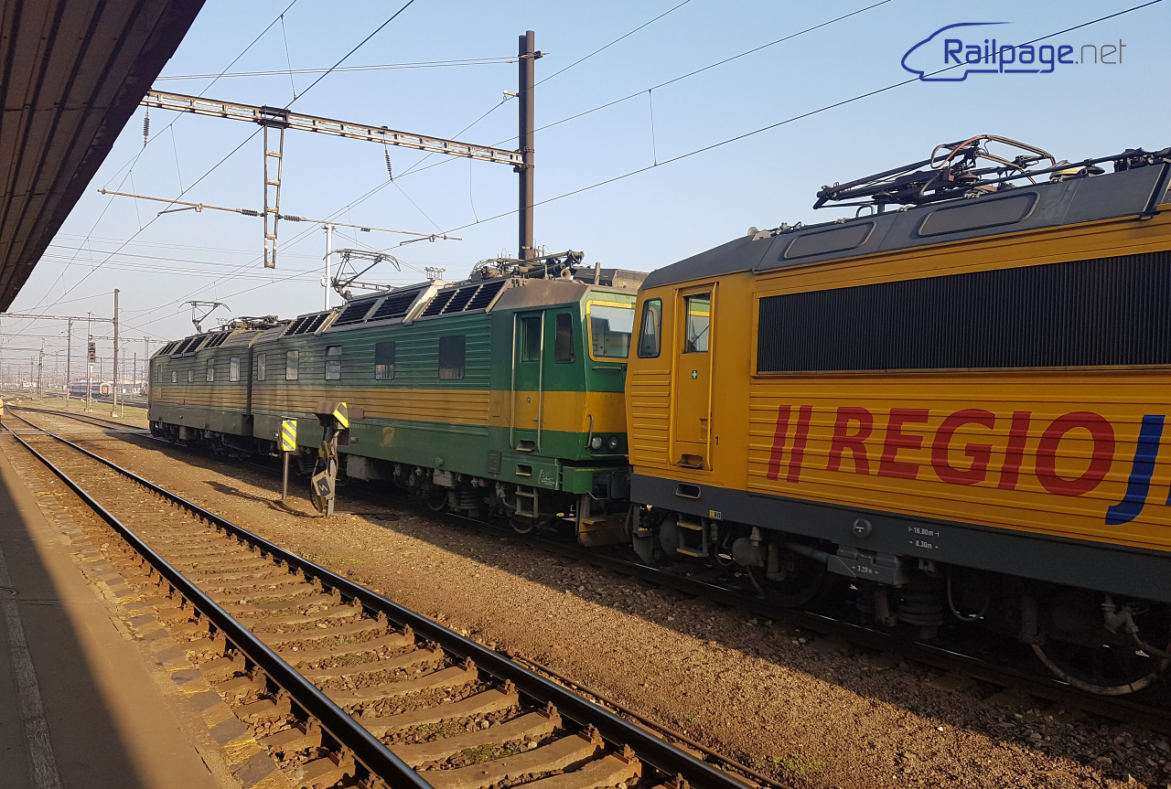 A kassai induláskor fekve maradt a Regiojet Persingje, a ZSSK Cargo kétszekciós Dvojicskája ugrott be segíteni (fotó: railpage.net)