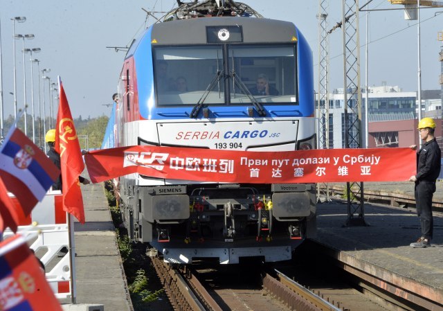 Megérkezett Belgrádba az első közvetlen tehervonat Kínából. A szerelvény a Budapest–Belgrád vasútvonal szerbiai szakaszának felújításához szükséges építőanyagok egy részét szállította (kép forrása: b92.net)