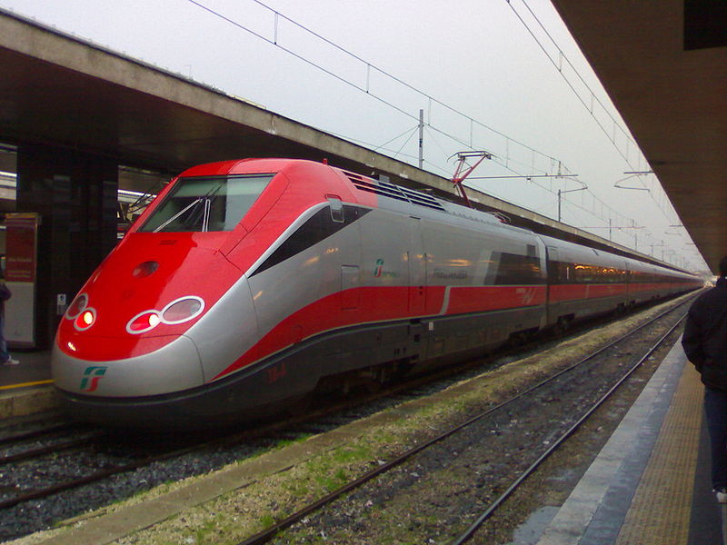 Egy átalakított ETR500-as nagysebességű motorvonat a Mercitalia Fast teherszállítási szolgáltatás első fecskéje: a szerelvény három és fél óra alatt viszi Bologna és a Nápolyhoz közeli Maddaloni-Marcianise terminál között a fontos szállítmányokat (fotó: Wikipedia)