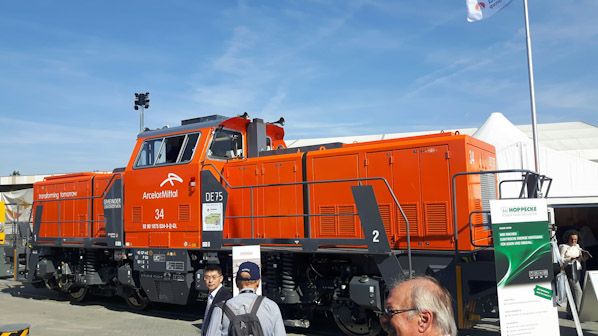 A Gmeinder Lokomotiven a DE75 BB típusú hibrid tolatómozdonyt tette kirakatba (forrás: IRJ)