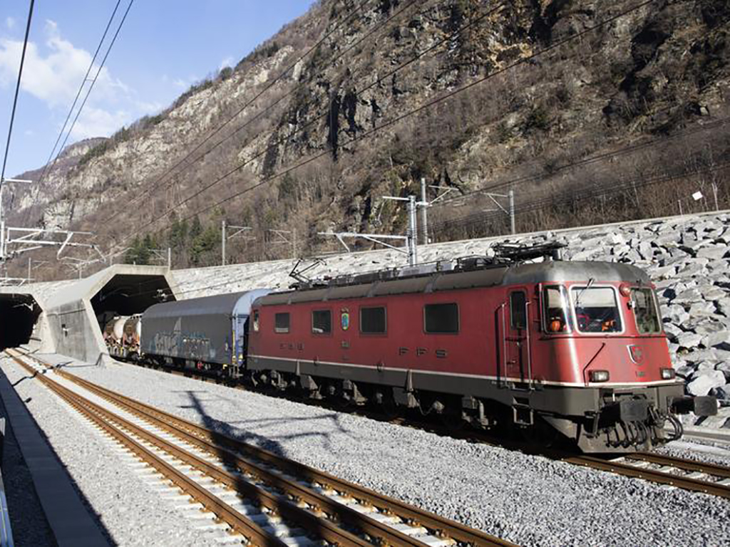 Már több mint százezer vonat kelt át a svájci Gotthárd-bázisalagúton, a szerelvények közel kétharmada tehervonat (kép forrása: Railway Gazette)