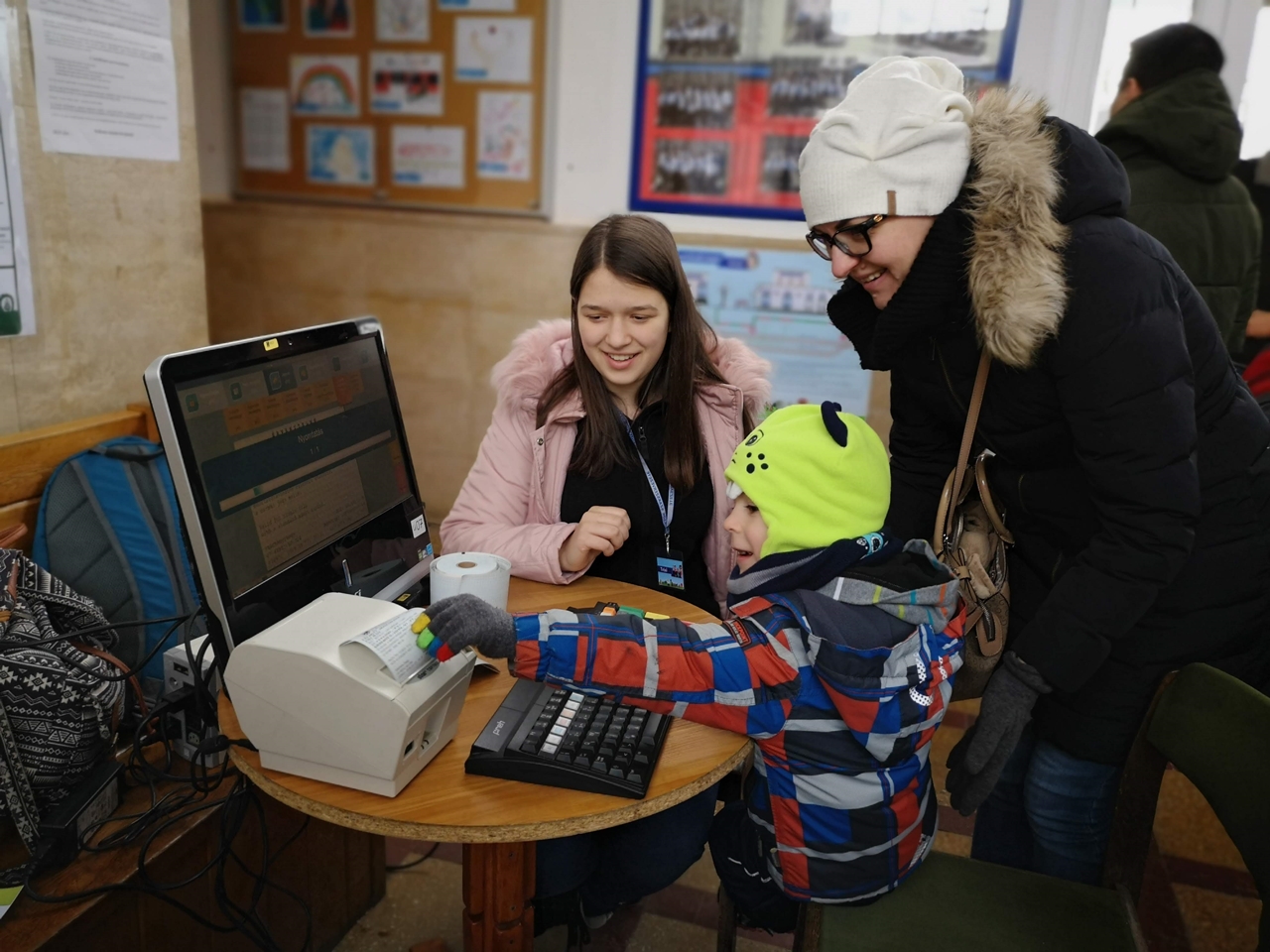 A Gyermekvasút nyílt napján a gyerekek kipróbálhatják Széchenyihegy állomás vasúti berendezéseit, például jegyet is nyomtathatnak (fotó: MÁV Zrt.)