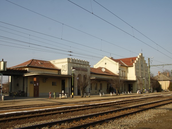 Teljesen átépül a hajdúszoboszlói vasútállomás, a korszerűsítési munkálatok során többek között megszűnik a sok éve állandó negyven kilométer per órás sebességkorlátozás (kép forrása: vasutallomasok.hu)