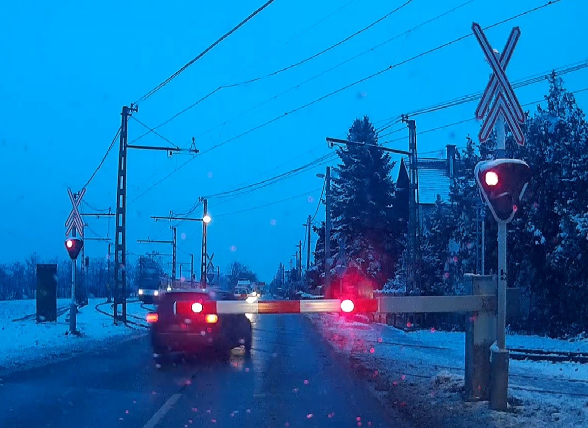 Január 16-án Pomáznál a sorompót megkerülve, hajtott át egy vezető a tiltó jelzés ellenére a HÉV-síneken (fotó: Kemény Botond)