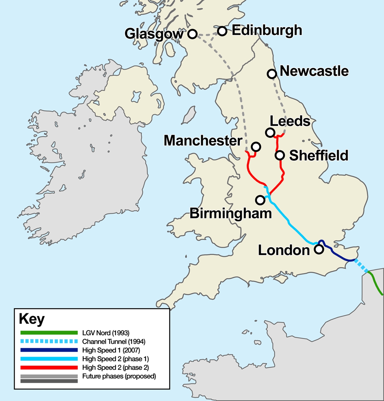 Anglia tervezett nagysebességű vasúthálózata. Sötétkékkel a Csalagúthoz vezető HS1, világoskékkel a HS2 első fázisa, pirossal a HS2 második fázisa. A szürke szaggatott vonal a jövőbeli folytatás irányát jelképezi (forrás: Wikipedia)
