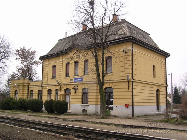 Korhű állapotúra újíthatják fel Kenderes neobarokk stílusú vasútállomását (fotó: Szente-Varga Domonkos, vasutallomasok.hu)