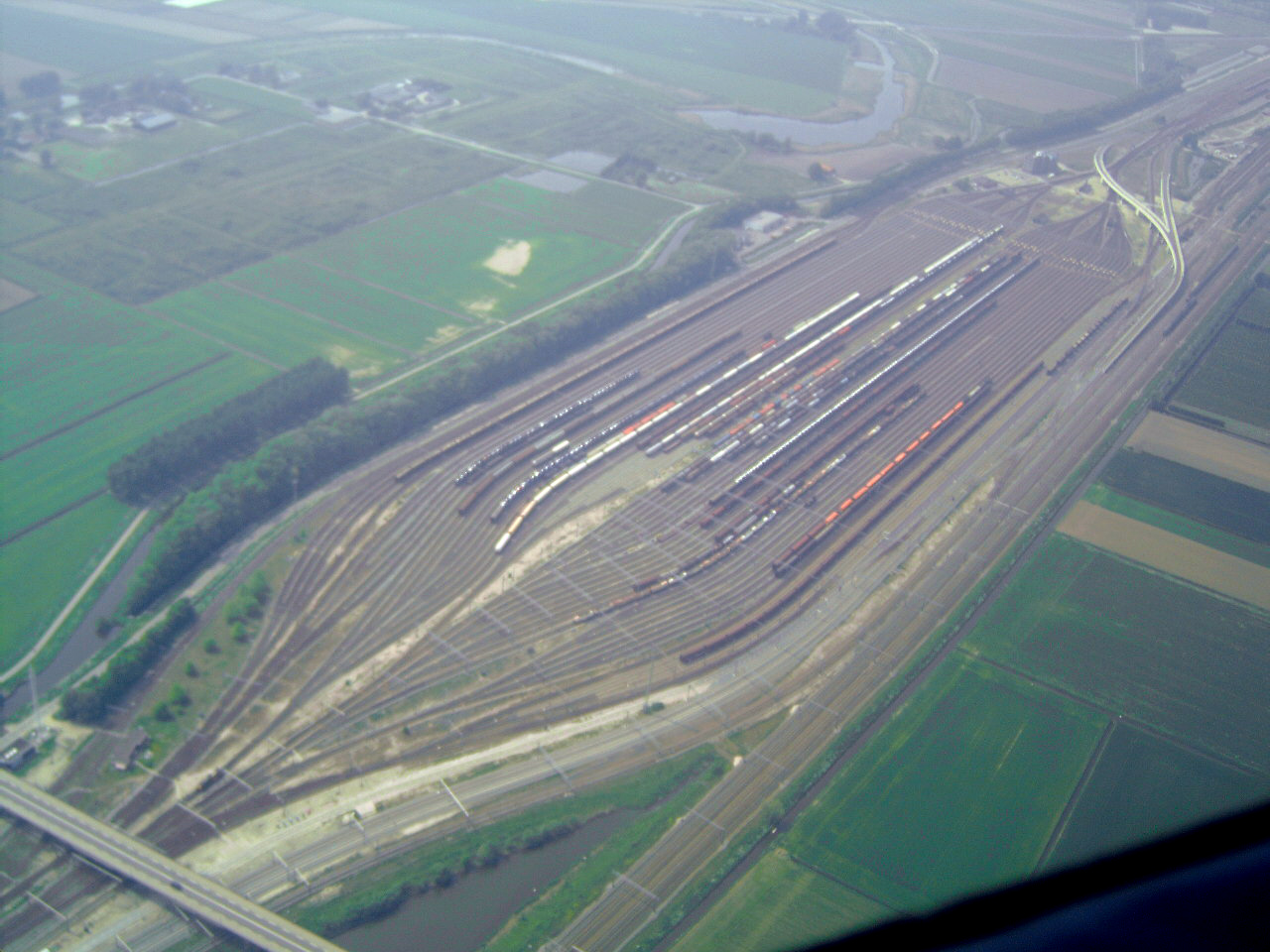 A hollandiai Kijfhoek rendezőpályaudvara műszaki gondok miatt napokra leállt, emiatt is késésekre számít a DB Cargo a Németország és Hollandia közti vasúti árufuvarozásban (kép forrása: Wikipedia)
