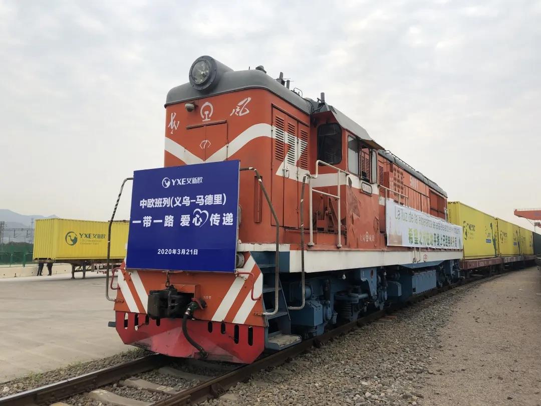 Elindult az első, egészségügyi felszereléseket szállító tehervonat a kínai Jivuból a spanyolországi Madridba, ahova kér hét alatt ér el (kép forrása: Twitter, People's Daily)