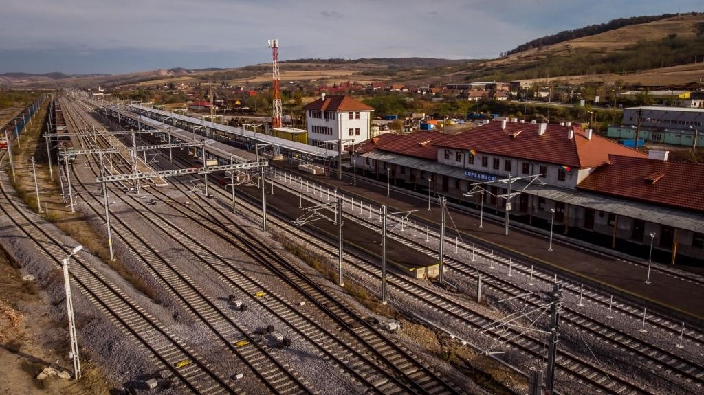 Teljesen átépült a vasúti pálya Segesvár és Mikeszásza között. A munkálatok során megújult a kiskapusi (Copșa Mică) állomás is (fotók: Railway Pro)