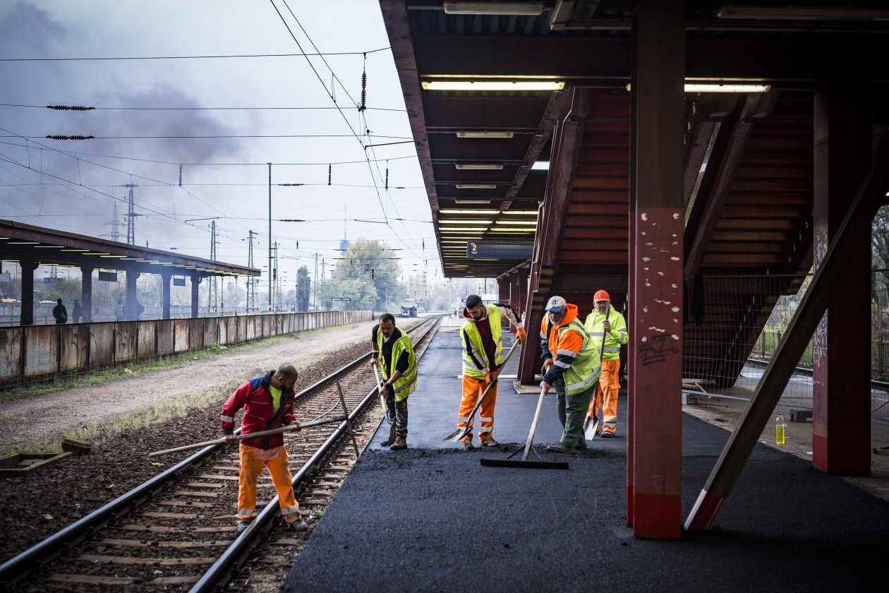 A több elővárosi vonalnak is csomópontként szolgáló Kőbánya-Kispest állomása is megszépül, november végéig várhatóan befejeződik a peronok újraaszfaltozása (fotók: MÁV Zrt.)