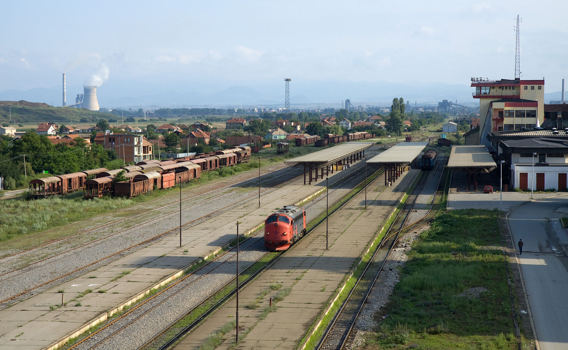 Általános koszovói életkép: Nohab és egy-két személykocsi Kosovo Polje állomáson. Augusztuus 3-tól már csak a Pristina és Szkopje közötti IC-pár közlekedik (forrás: Wikipedia)