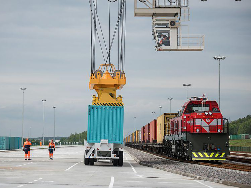 Külön üzletágakra szervezik ki idén a litván nemzeti vasutat (LG). A teherszállítási ág célja, hogy 2030-ra Kelet- és Közép-Európa logisztikai élmezőnyéhez tartozzon (kép forrása: Railway Gazette)