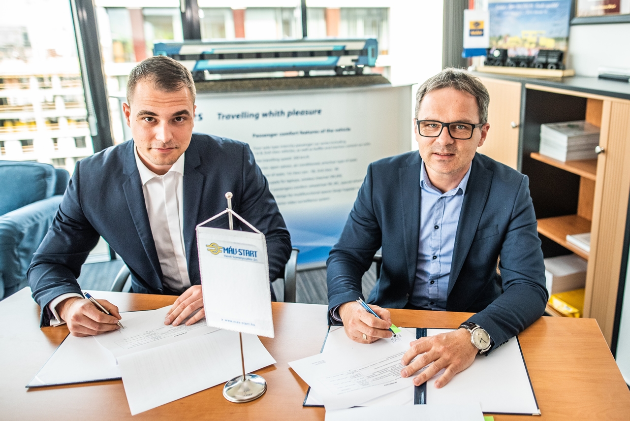 Együttműködési megállapodást írt alá a MÁV-Start és a V-Busz a veszprémi közösségi közlekedés összehangolása érdekében. A dokumentumot a busztársaság ügyvezető igazgatója, Pálinkás Norbert (balról) és a vasúttársaság vezérigazgatója, Kerékgyártó József szignózta (fotó: MÁV-Start)