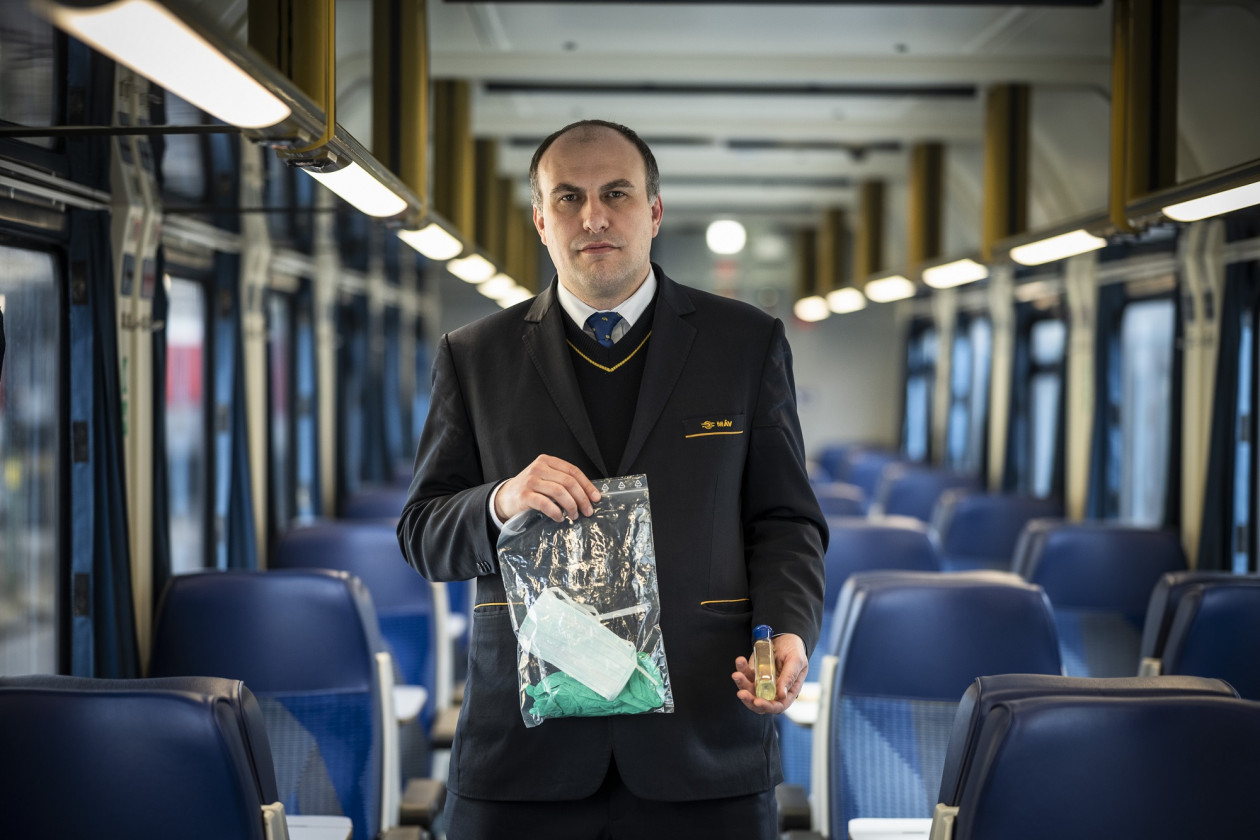 Ezerhatszáz csomag fertőtlenítő szettet oszt szét a MÁV-Start a nemzetközi vonatokon szolgálatot teljesítő személyzet tagjai között (fotó: MÁV-Start Zrt.)