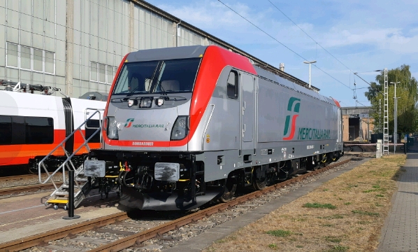 A Mercitalia első, last mile-rendszerrel felszerelt újgenerációs Traxx-mozdonyát is bemutatta a Bombardier (forrás: International Railway Journal)