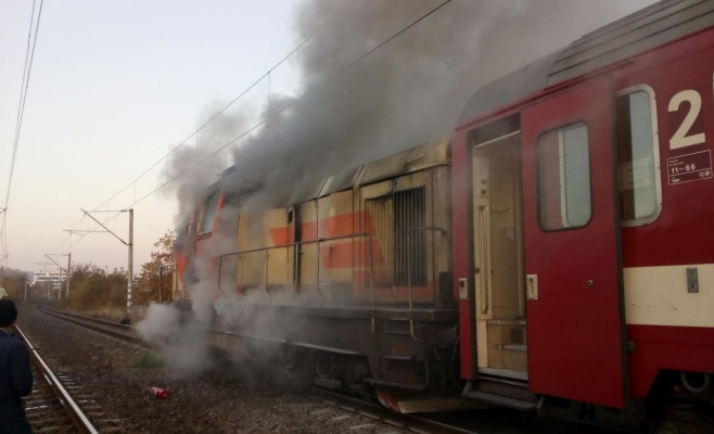 A CFR Transilvania Eurocityt továbbító dízelmozdonya nem sokkal a kolozsvári indulást követően kapott lángra (kép forrása: monitorulcj.ro)