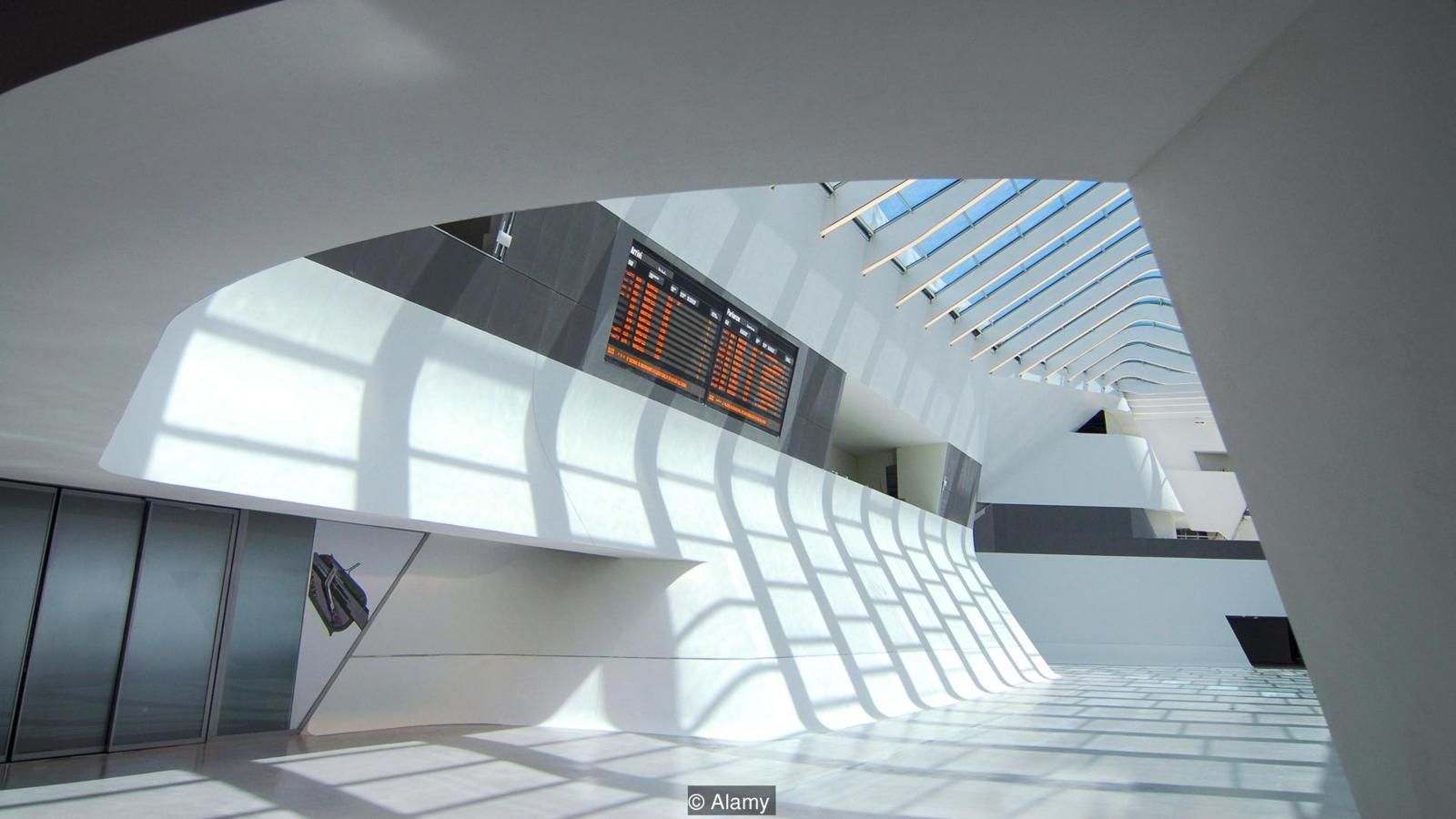A Zaha Hadid tervezőstúdió által megálmodott nápolyi Afragola pályaudvar a természetes fényt magába engedő, tágas tereivel szintén egy modern építészeti műremek
