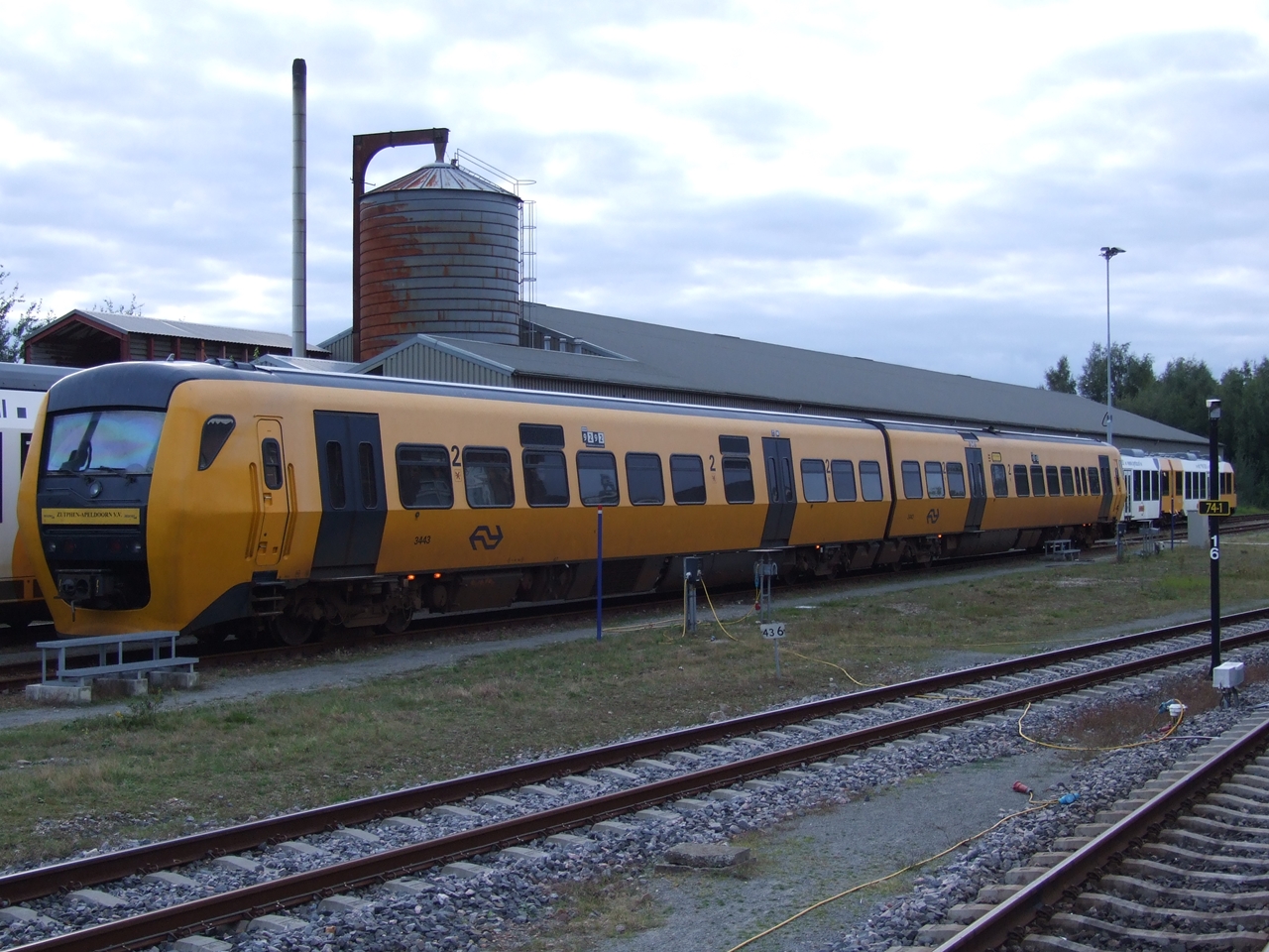 A még az NS kötelékében szolgáló 3443-as Buffel pihen a hollandiai Winterswijkben még 2007-ben. A motorvonat hamarosan Romániában kezd új életet, több tucat társával egyetemben (fotó: M.F. Naaldenberg, Wikipedia)