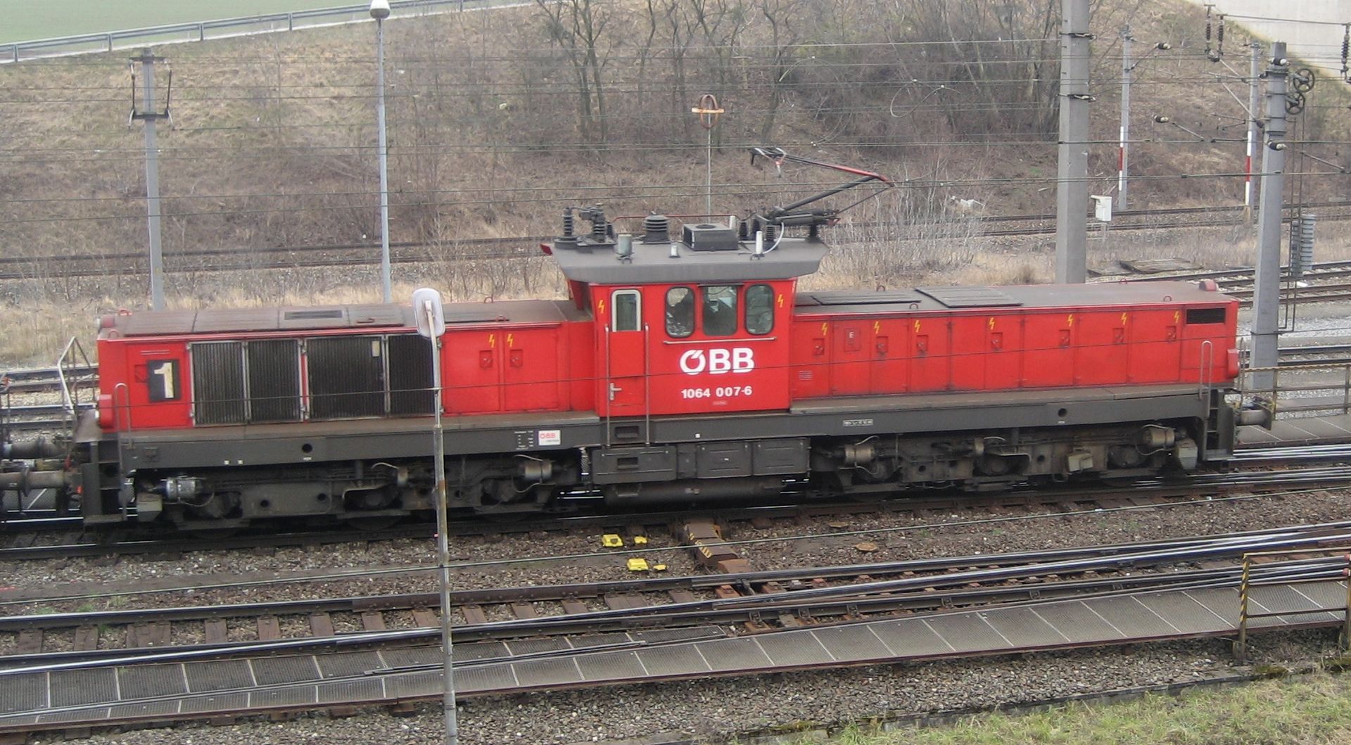 Az ÖBB tíz 1064-es mozdonya is részt vesz az akkumulátoros programban (kép forrása: Wikipedia)