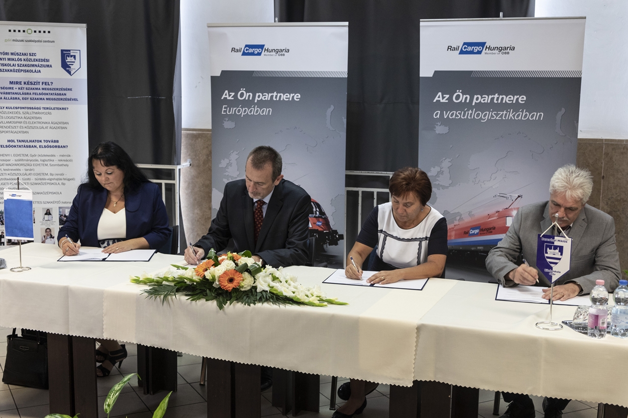 A Rail Cargo Hungaria Zrt. öt évre szóló, a vasútszakmai képzés közös támogatását, illetve a partnerség erősítését célul tűző megállapodást kötött a Győri Szakképzési Centrummal és annak tagintézményével, a Győri Műszaki SZC Bercsényi Miklós Közlekedési és Sportiskolai Szakgimnázium és Szakközépiskolával (fotó: Rail Cargo Hungaria)