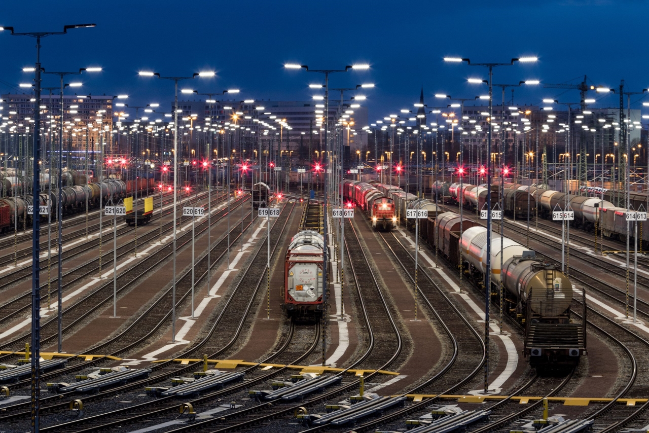 A DB Cargo-vezette konzorcium több európai országban teszteli majd az automatikus kapcsolószerkezeteket. Ha beválik, forradalmasíthatja a vasúti teherszállítást (kép forrása: railfreight.com)