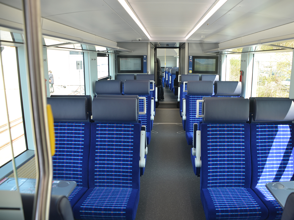 A négyrészes szerelvényeken 165 utas találhat ülőhelyet, harmincöten első osztályon. A felvételen a másodosztályú rész látható