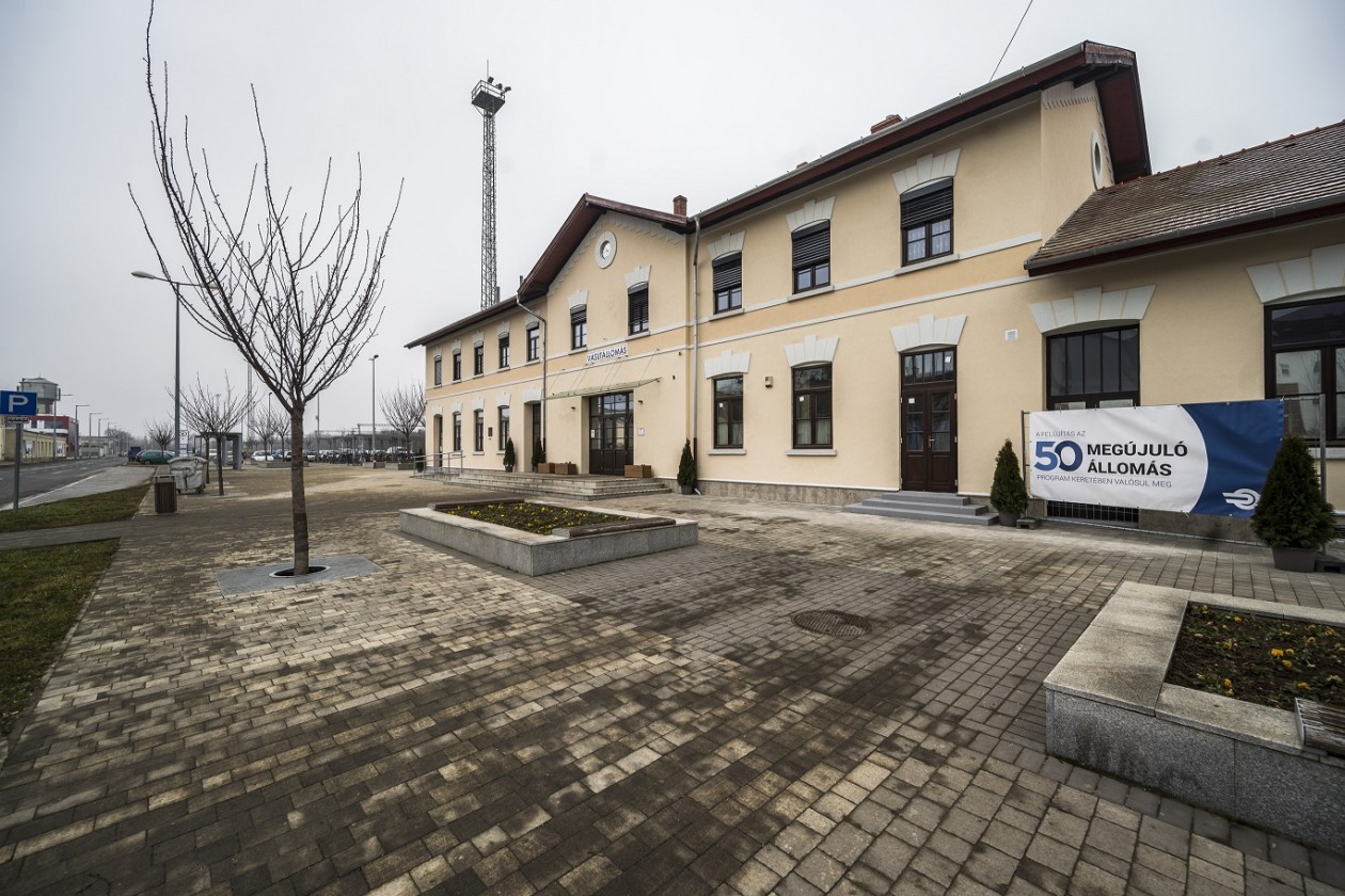 Megszépült a sárvári vasútállomás felvételi épülete (fotók: MÁV Zrt.)