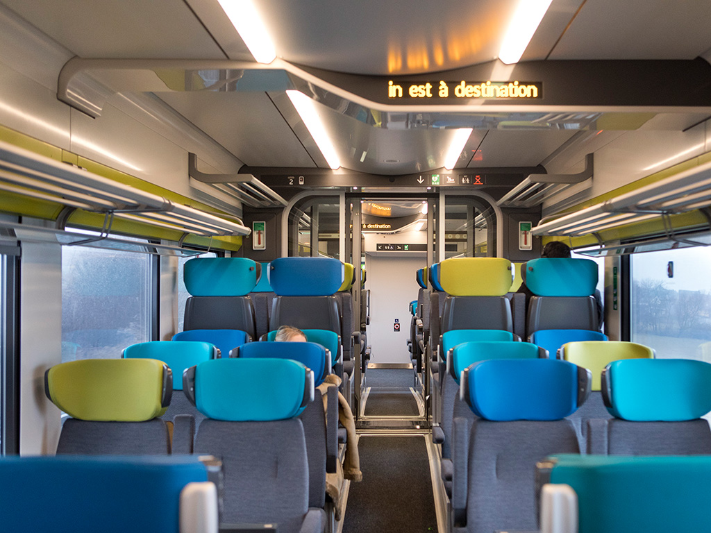 A villamos- és dízelüzemre is képes Alstom-motorvonatok beltere megfelelő kényelmet biztosít a többórás utazásokhoz