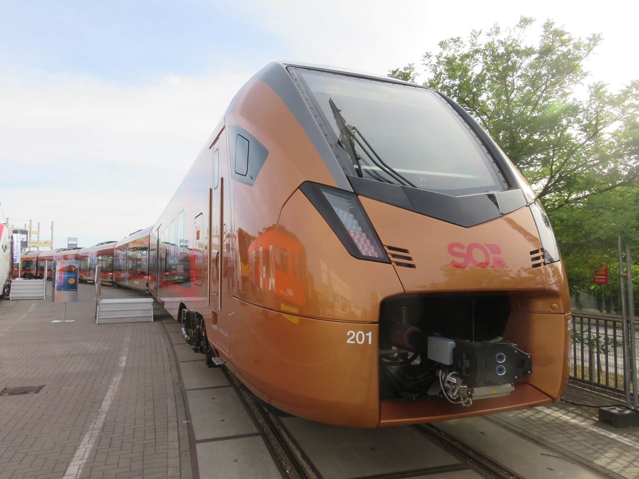 A Stadler egyik büszkesége a svájci SOB magánvasút intercity-kivitelű Flirt3-asa, mely a hangzatos Traverso ('átkelés') fantázianevet kapta (forrás: Railway Gazette)